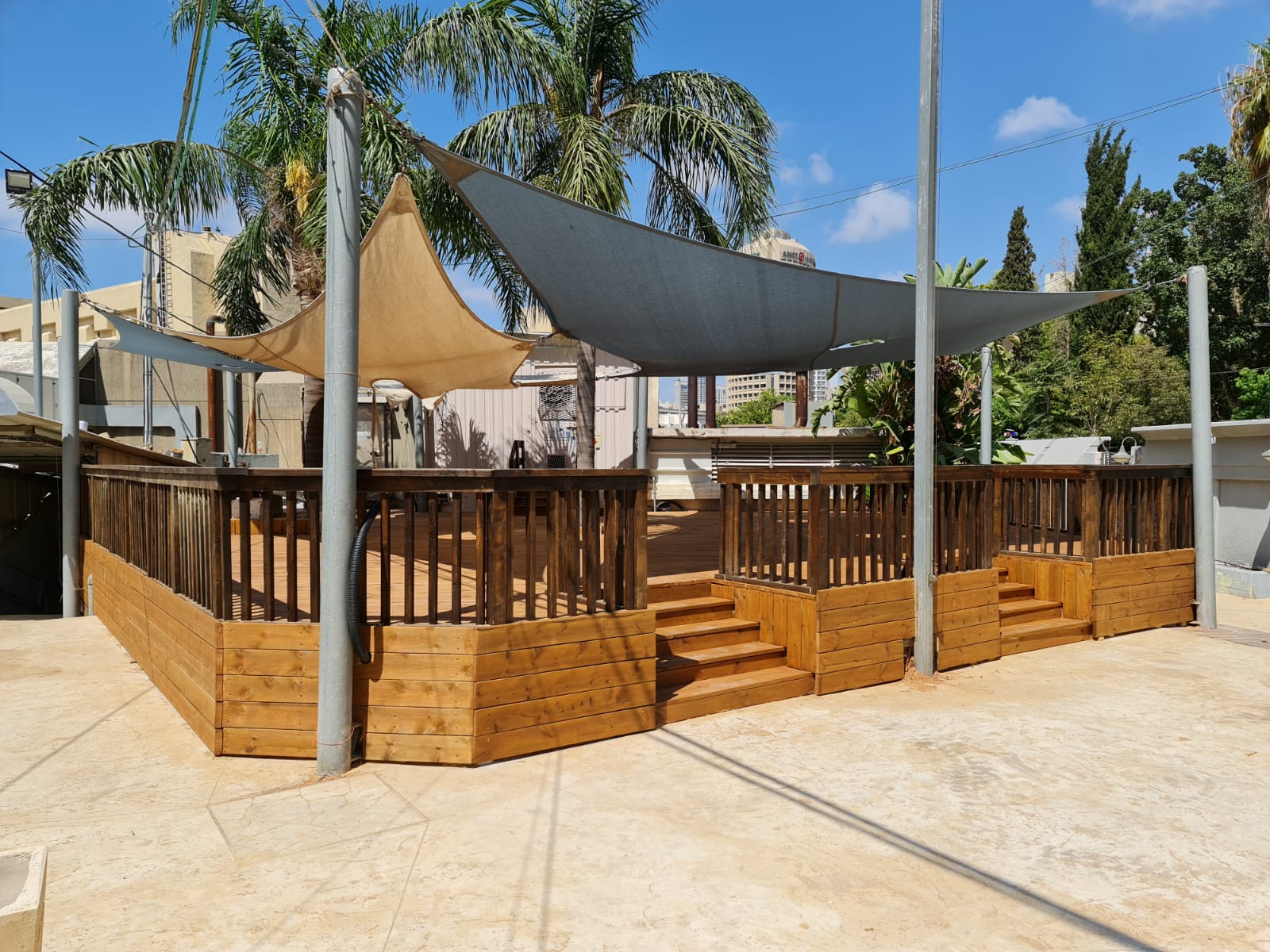 דק אורן בתל אביב